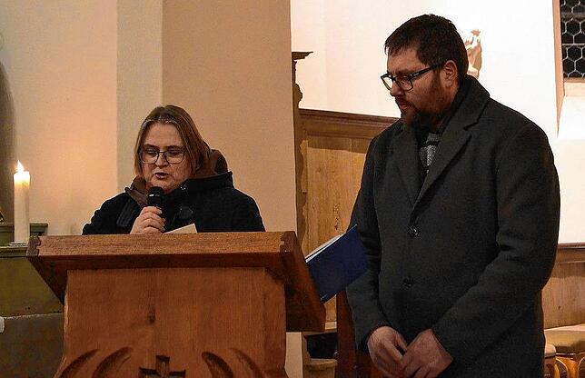 Pfarrerin Anja Kunkel und Pastor Martin Schnee beim Eingangsgebet.