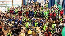 Geniale und lautstarke Premiere in der Zehn-Dörfer-Halle: ein Monsterchor mit 200 Guggenmusikern der Guggenmusiken Let&lsquo;s Fetz ...