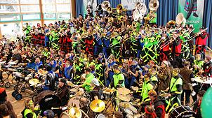 Geniale und lautstarke Premiere in der Zehn-Dörfer-Halle: ein Monsterchor mit 200 Guggenmusikern der Guggenmusiken Let&lsquo;s Fetz ...