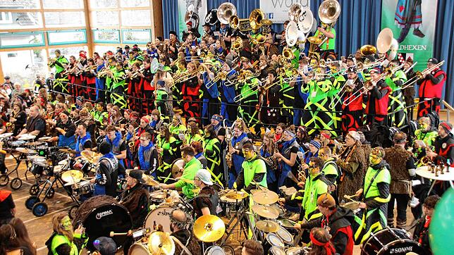 Geniale und lautstarke Premiere in der Zehn-Dörfer-Halle: ein Monsterchor mit 200 Guggenmusikern der Guggenmusiken Let&lsquo;s Fetz ...