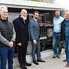 Strom marsch: Bürgermeister Stefan Friedrich (Dritter von links) und Peter Unger von Solarcomplex betätigen die Schalter, damit die ...