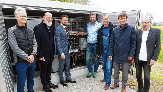 Strom marsch: Bürgermeister Stefan Friedrich (Dritter von links) und Peter Unger von Solarcomplex betätigen die Schalter, damit die ...