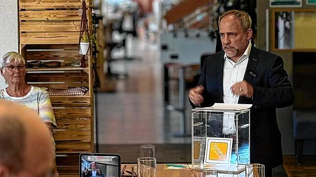 Simon Blümcke im Cafe City des Gemeindepsychiatrischen Zentrums in Friedrichshafen. In einer Box sammelt er die Anregungen, Wünsche und ...