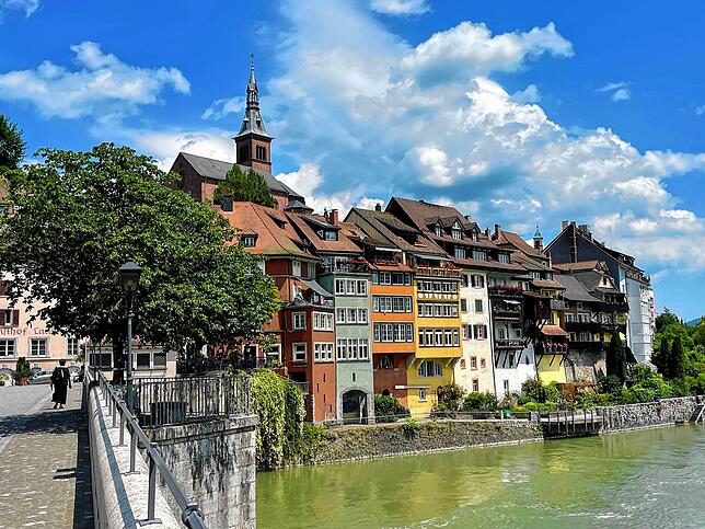 Blick auf das südbadische Städtchen Laufenburg von der Rheinbrücke, die es mit der gleichnamigen schweizerischen Stadt verbindet.