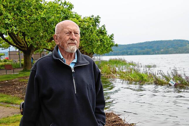 Mücken-Experte Rainer Bretthauer steht am Bodenseeufer in Radolfzell. Der See ist im Sommer stark gestiegen und überschwemmt Wiesen und ...