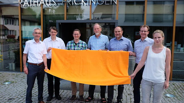 Ein Sonnen-Orangenes Badetuch symbolisiert Frickingens konsequenten Weg, die Sonne als Energielieferant zu nutzen. Dafür wurde die ...
