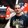 Jürgen Hermann blickt am S-Bahnsteig vom Hauptbahnhof, an dem er am Mittwoch eine Rollstuhlfahrerin gerettet hat, in die Kamera. Der 37 ...