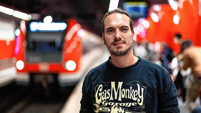 Jürgen Hermann blickt am S-Bahnsteig vom Hauptbahnhof, an dem er am Mittwoch eine Rollstuhlfahrerin gerettet hat, in die Kamera. Der 37 ...