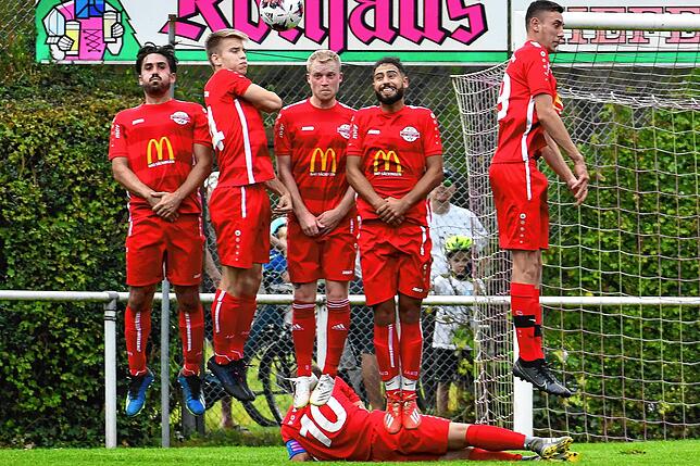 Zusammenstehen: Der „Bezirksliga-Dino“ FC Wallbach – seit 2008 ununterbrochen dabei – steht im Frühjahr unter Druck.