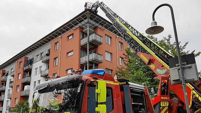 Der Einsatz an der Mannheimer 12 führte die Feuerwehr hinauf aufs Dach. Dort brannten Solarmodule.