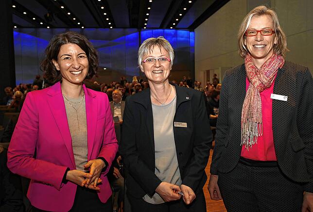 Dorothee Eisenlohr, Oberbürgermeisterin von Schramberg, Beate Behrens, Leiterin der Wirtschaftsförderung Konstanz, und Cornelia Lüth, ...