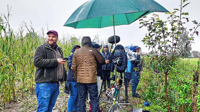 Marius Beck (links) beim verregneten Außendreh in Riedhausen.