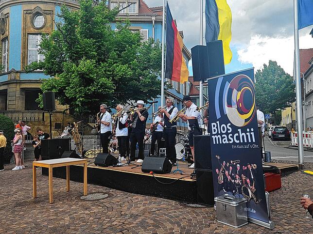 Die Brassband Blosmaschii heizt den Besuchern ein.