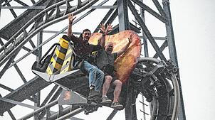 Klitschnass und voller Adrenalin: Die beiden Journalisten Tobias Hug (links) und Urs Brüschweiler haben offenkundig Spaß bei ihrer ...