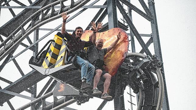 Klitschnass und voller Adrenalin: Die beiden Journalisten Tobias Hug (links) und Urs Brüschweiler haben offenkundig Spaß bei ihrer ...
