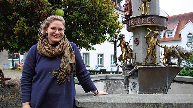Hanna Stauß am Narrenbrunnen auf dem Marktplatz in Pfullendorf. Kurz darauf gab sie als Schankmagd Josepha bei der Pfullendorfer ...