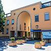 21.05.2020, Baden-Württemberg, Freiburg: Ein Torbogen überspannt einen der Eingänge zum Gelände der Uniklinik Freiburg. Der Gift-Notruf ...