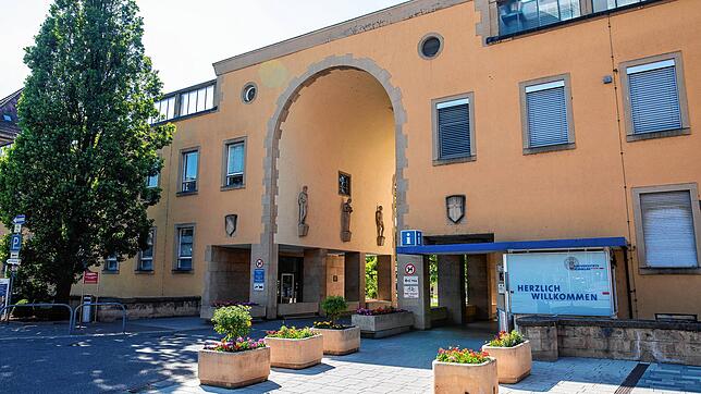 21.05.2020, Baden-Württemberg, Freiburg: Ein Torbogen überspannt einen der Eingänge zum Gelände der Uniklinik Freiburg. Der Gift-Notruf ...