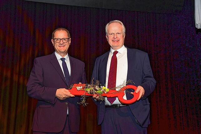 Oberbürgermeister Jürgen Roth (links) überreicht Andreas Dobmeier vom Kulturamt symbolisch den Schlüssel für die Neckarhalle.