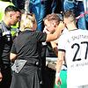 Besorgte Gesichter: FC 08-Trainer Marcel Yahyaijan und eine Betreuerin kümmern sich um Frederick Bruno, der stark aus der Nase blutet. ...