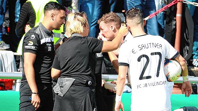 Besorgte Gesichter: FC 08-Trainer Marcel Yahyaijan und eine Betreuerin kümmern sich um Frederick Bruno, der stark aus der Nase blutet. ...