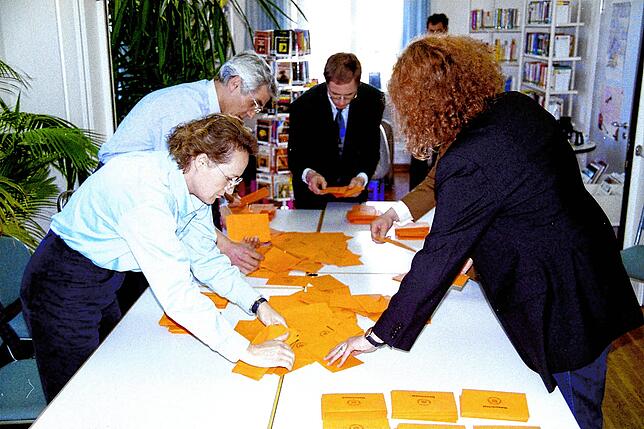 Bild 3: Gedächtnis der Region: Bilder von Matthias Weckbachs erster Wahl zum Bürgermeister im Jahr 1999