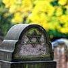 Moos wächst auf einem Grabstein auf dem Jüdischen Friedhof in Köln. In der Progromnacht am 9. November 1938 wurden in ganz Deutschland ...