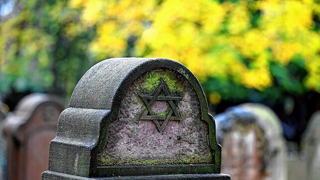 Moos wächst auf einem Grabstein auf dem Jüdischen Friedhof in Köln. In der Progromnacht am 9. November 1938 wurden in ganz Deutschland ...