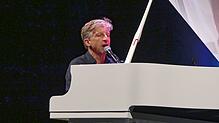 Der Kölner Klavierkabarettist William Wahl gastierte mit seinem Programm „Nachts sind alle Tasten grau“ im Gloria Theater. Bild: Susanne ...