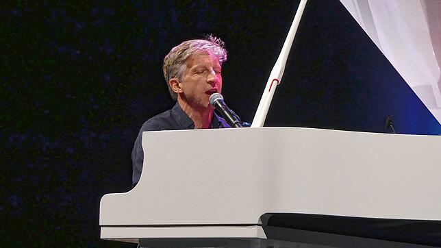 Der Kölner Klavierkabarettist William Wahl gastierte mit seinem Programm „Nachts sind alle Tasten grau“ im Gloria Theater. Bild: Susanne ...