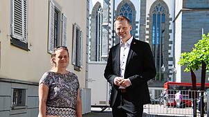 Sarah Hofmann, die für das Bürgerbudget zuständig ist, und OB Simon Gröger vor dem Friedrich-Werber-Haus. Hier sollen Bürger am ...
