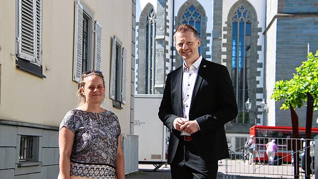 Sarah Hofmann, die für das Bürgerbudget zuständig ist, und OB Simon Gröger vor dem Friedrich-Werber-Haus. Hier sollen Bürger am ...