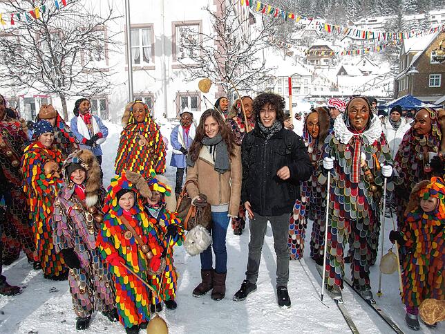 ...und die Schauspieler Ana Carolina Kleine (Celine) und Alessio Hirschkorn (Albert) zwischen den Fasnet-Figuren.