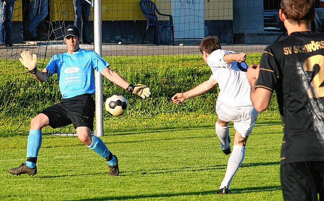 Forscher Neuling: Daniel Brüggemann (links, gegen Markus Hristianovic vom FC Tiengen 08) beendete mit dem SV Schwörstadt die erste ...