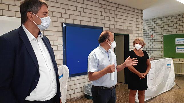 Stellen die Räumlichkeiten vor: Bürgermeister Detlev Bührer, Gesundheitsamtsleiter Jochen Früh und Karin Toderoff, Kassenärztliche ...