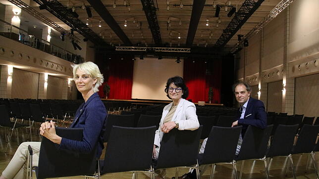 Im Veranstaltungshaus der Stadt Radolfzell nehmen im großen Saal Platz (von links): die neue Abteilungsleiterin des Milchwerks Tanja ...