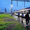 Am Bahnhof der ostschweizerischen Gemeinde Buchs verlassen illegal eingereiste Migranten auf Anweisung des Schweizer Zolls den Nachtzug ...