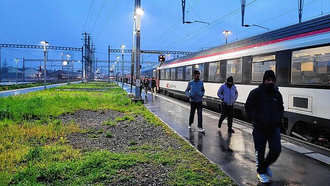 Am Bahnhof der ostschweizerischen Gemeinde Buchs verlassen illegal eingereiste Migranten auf Anweisung des Schweizer Zolls den Nachtzug ...