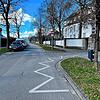 Die Gustav-Schwab-Straße auf Höhe der Hausnummer 10. Hier links hatte die Autofahrerin auf einer Sperrfläche gehalten und dann die Tür ...