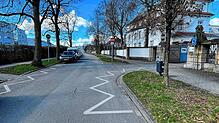 Die Gustav-Schwab-Straße auf Höhe der Hausnummer 10. Hier links hatte die Autofahrerin auf einer Sperrfläche gehalten und dann die Tür ...