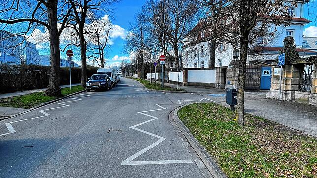Die Gustav-Schwab-Straße auf Höhe der Hausnummer 10. Hier links hatte die Autofahrerin auf einer Sperrfläche gehalten und dann die Tür ...