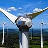 Sechs Windkraftanlagen ragen mit ihren riesigen Rotorblättern ragen bei Beltheim Hunsrück in die Luft.
