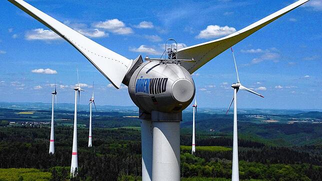 Sechs Windkraftanlagen ragen mit ihren riesigen Rotorblättern ragen bei Beltheim Hunsrück in die Luft.