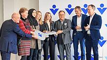 Der symbolische Schlüssel des neuen Vetter-Bildungszentrums wird feierlich übergeben durch Udo Vetter, Mitglied der Inhaberfamilie und ...