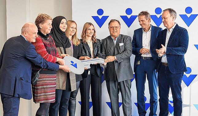 Der symbolische Schlüssel des neuen Vetter-Bildungszentrums wird feierlich übergeben durch Udo Vetter, Mitglied der Inhaberfamilie und ...