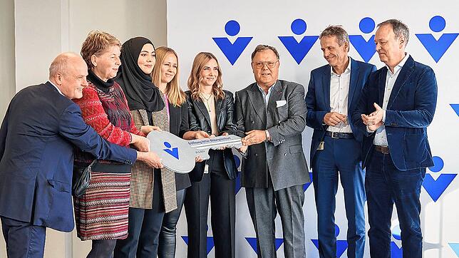 Der symbolische Schlüssel des neuen Vetter-Bildungszentrums wird feierlich übergeben durch Udo Vetter, Mitglied der Inhaberfamilie und ...