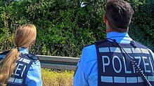 Die Polizeibeamten beobachten den Berberaffen, der sich an der B31 bei Oberuhldingen in eine Baumkrone begeben hat. Erst gut 24 Stunden ...