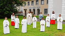 Unser Bild zeigt Pater Joseph Chovelikudiyil mit den Kindern, Ministranten und Gemeindereferentin Elisabeth König.