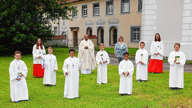 Unser Bild zeigt Pater Joseph Chovelikudiyil mit den Kindern, Ministranten und Gemeindereferentin Elisabeth König.