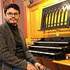 Victor Rodriguez an der Orgel im Radolfzeller Münster &ndash; einer seiner Arbeitsplätze in seiner Funktion als Münsterkantor.